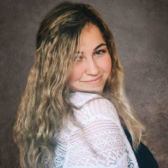 Meet your Posher, Alyssa - Picture 1 of 1